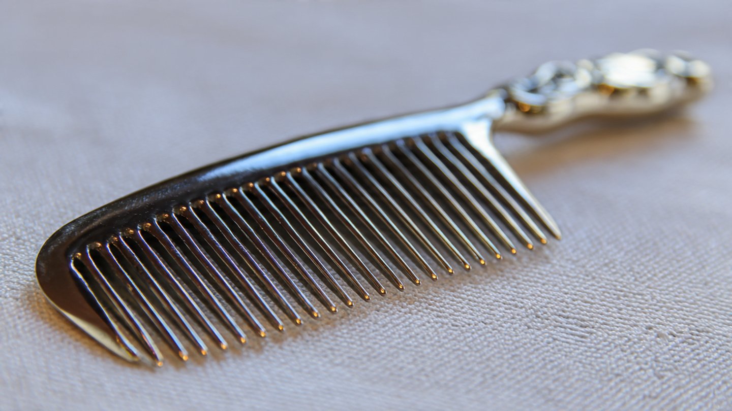 Full-metal comfort: What does the Kansa comb really do for your hair and scalp?