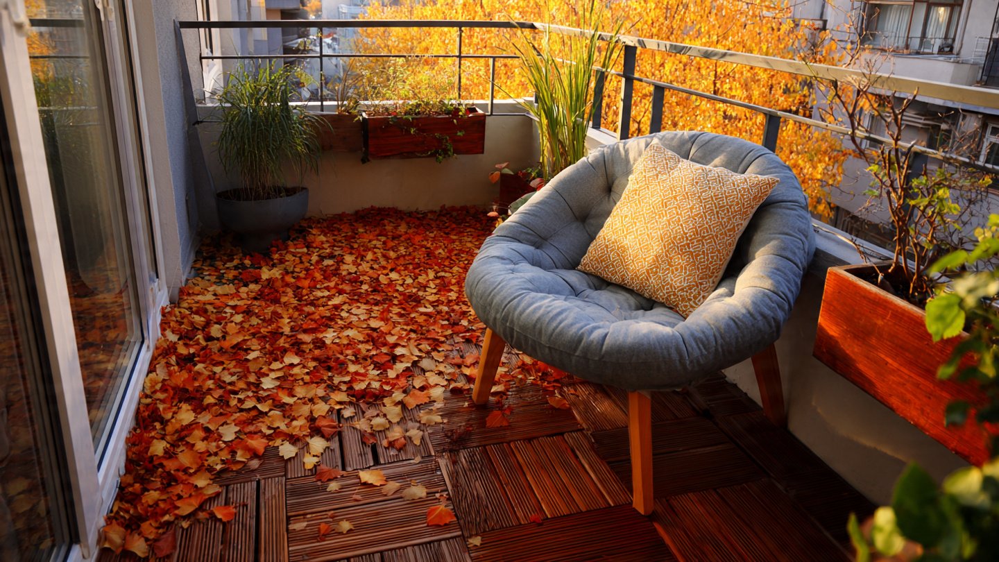 What Simple Strategies Can Keep Your Balcony Floor Clean and Free of Leaves?