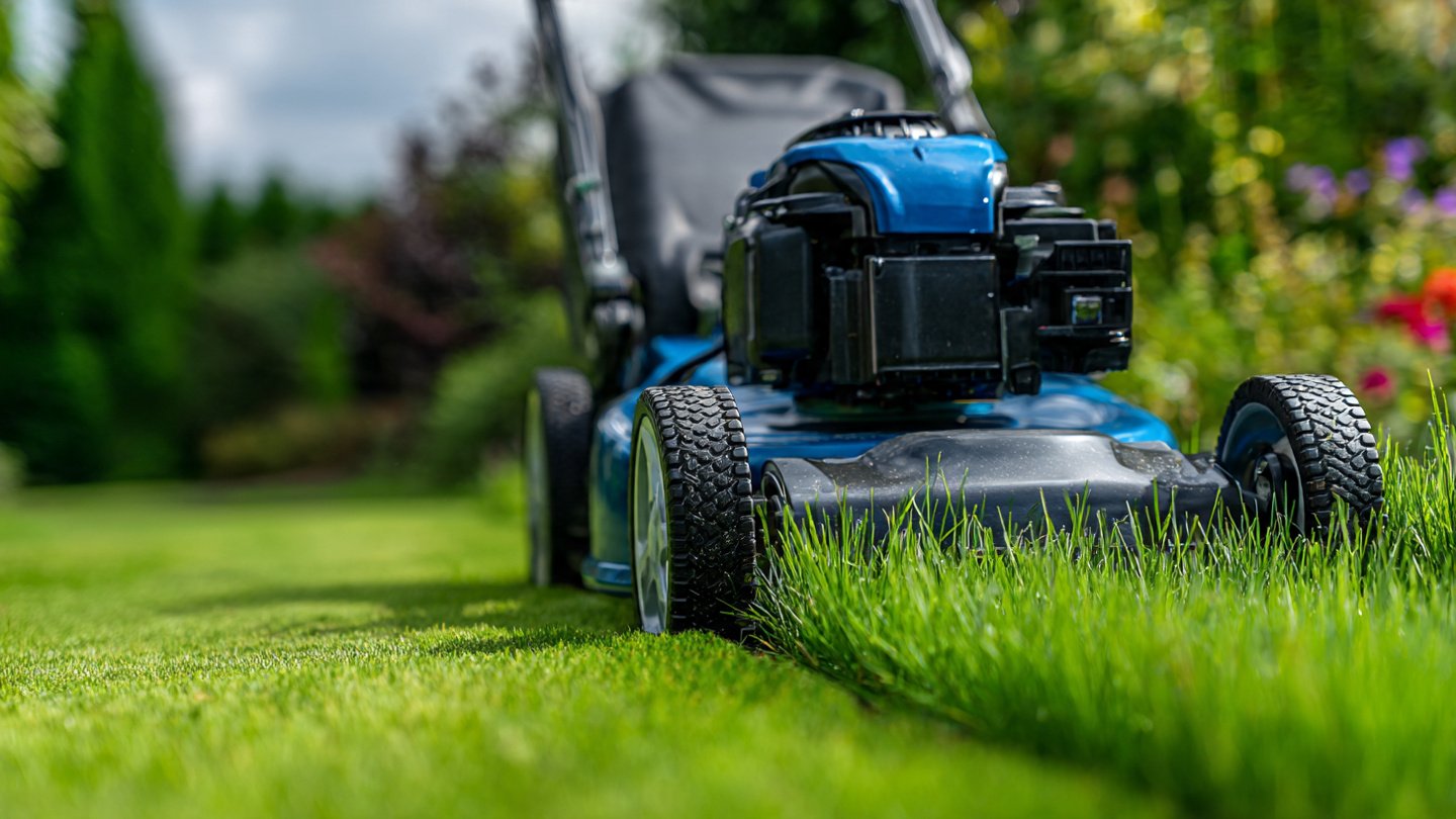 Why Do Professional Gardeners Rely on Silicone Spray for Mower Blades?